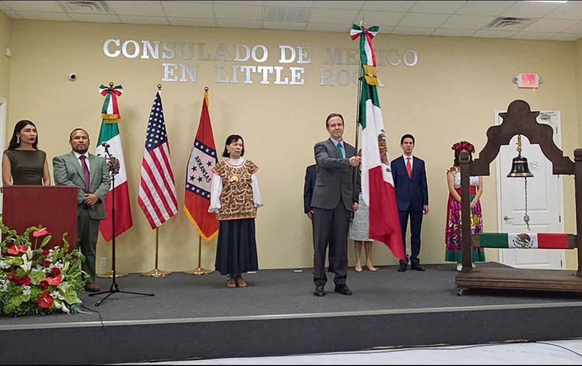 El embajador Esteban Moctezuma encabezó el Grito de Independencia en EU. ESPECIAL