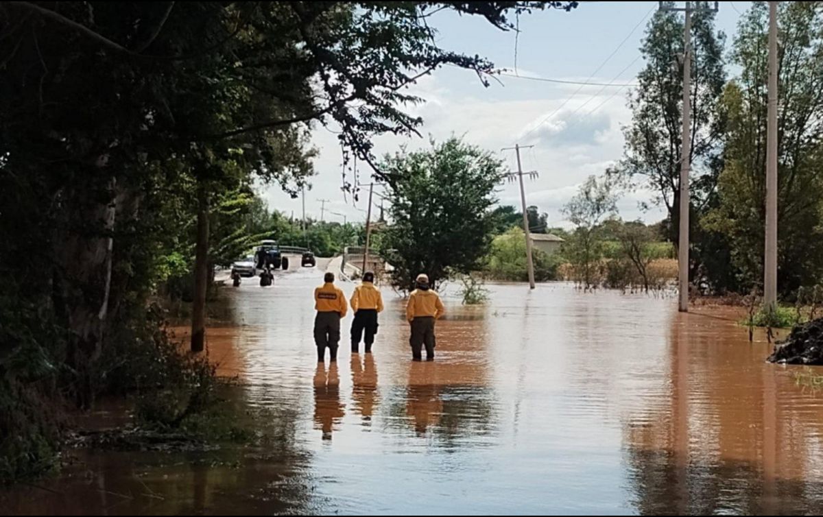 La nueva víctima habría tratado de cruzar una corriente mientras circulaba en su moto, razón por la que habría sido arrastrado por el agua. ESPECIAL / PC JALISCO