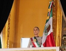 En redes sociales se desato controversia sobre si Sheinbaum ha sido la primer Presidenta en recibir la bandera en el Grito de Independencia. EFE/ ARCHIVO