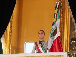 En redes sociales se desato controversia sobre si Sheinbaum ha sido la primer Presidenta en recibir la bandera en el Grito de Independencia. EFE/ ARCHIVO