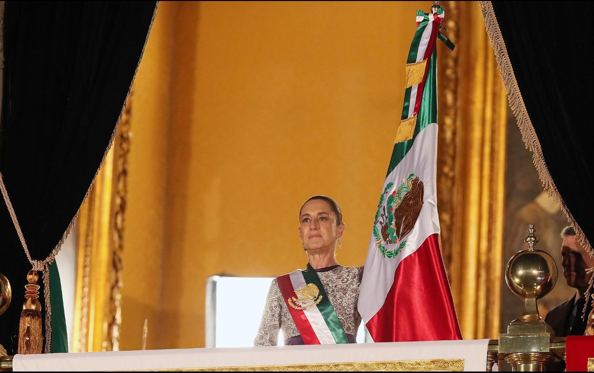 En redes sociales se desato controversia sobre si Sheinbaum ha sido la primer Presidenta en recibir la bandera en el Grito de Independencia. EFE/ ARCHIVO