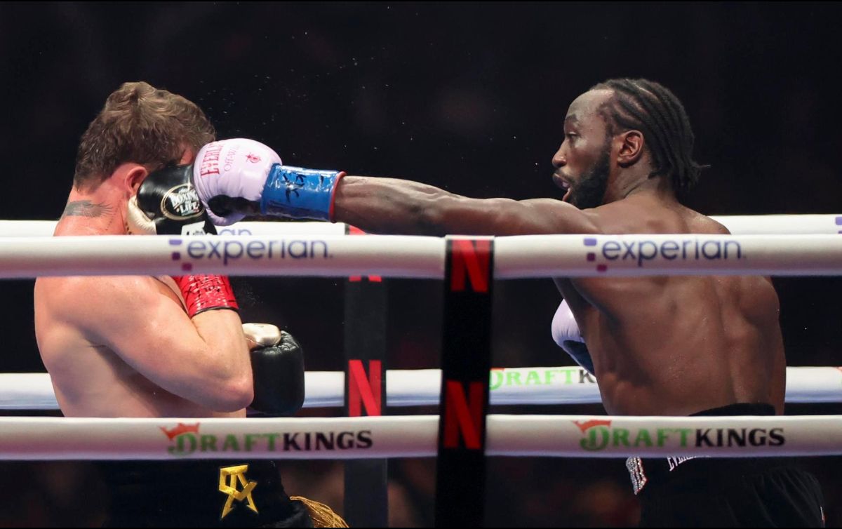 Álvarez sufrió una inesperada derrota frente a Terence Crawford en Las Vegas, un resultado que sorprendió a muchos expertos del boxeo. EFE/ ARCHIVO.