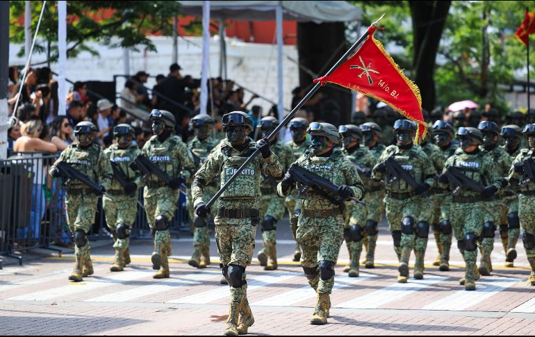 Integrantes de la Infantería marcharon con paso firme mostrando disciplina y coordinación en la avenida Chapultepec. EL INFORMADOR/J. Acosta