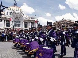Participación de mujeres en el Desfile Cívico Militar por el 215  Aniversario del Grito de Independencia de México. EFE