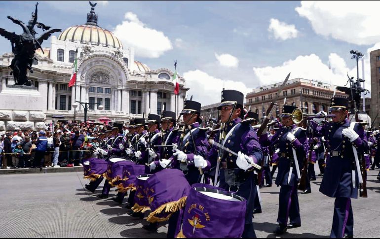Participación de mujeres en el Desfile Cívico Militar por el 215  Aniversario del Grito de Independencia de México. EFE