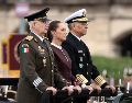 El almirante Raymundo Pedro (derecha), secretario de Marina, acompañó a la Presidenta Claudia Sheinbaum y al secretario de Defensa, Ricardo Trevilla (izquierda), en el desfile del Día de la Independencia. El titular de Semar hizo referencia al caso de huachicol fiscal que ha manchado a la dependencia. EFE/J. Méndez