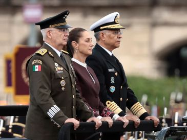 El almirante Raymundo Pedro (derecha), secretario de Marina, acompañó a la Presidenta Claudia Sheinbaum y al secretario de Defensa, Ricardo Trevilla (izquierda), en el desfile del Día de la Independencia. El titular de Semar hizo referencia al caso de huachicol fiscal que ha manchado a la dependencia. EFE/J. Méndez