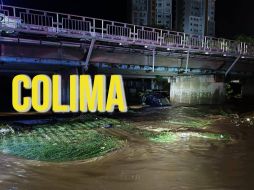 Ante las fuertes tormentas de las últimas horas, se pide a la población evitar cruzar ríos, arroyos o vialidades con corrientes de agua. ESPECIAL / Protección Civil y Bomberos de Manzanillo