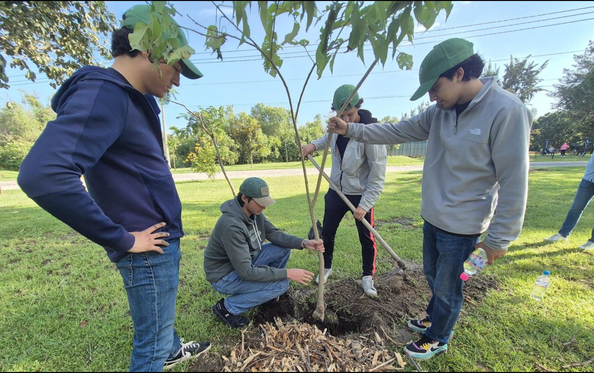 Esta mañana del 17 de septiembre, se llevó a cabo la 7.ª reforestación universitaria en el Parque Metropolitano. EL INFORMADOR/ O. González
