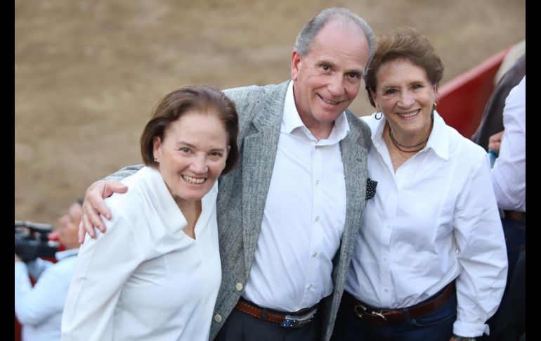 Susana Rodríguez Romero, Alonso Rodríguez y Laura Rodríguez durante la segunda corrida de la Temporada Grande en la Plaza de Toros Nuevo Progreso. GENTE BIEN JALISCO / C. Jimeno