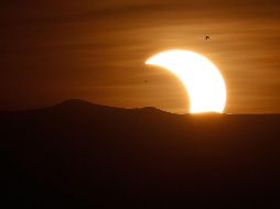 Un eclipse solar ocurre cuando la Luna se interpone entre la Tierra y el Sol, bloqueando total o parcialmente la luz solar sobre nuestro planeta. EFE/ARCHIVO