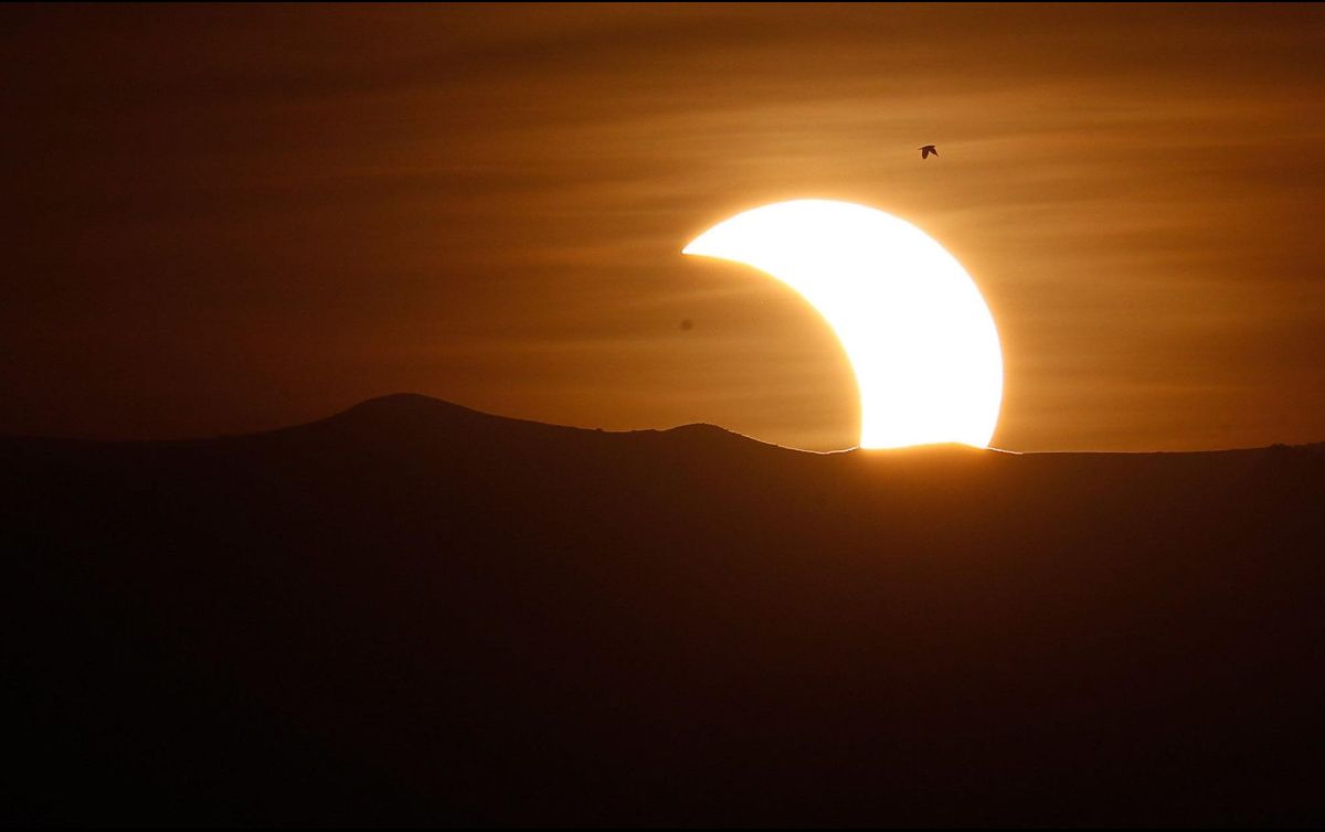 Un eclipse solar ocurre cuando la Luna se interpone entre la Tierra y el Sol, bloqueando total o parcialmente la luz solar sobre nuestro planeta. EFE/ARCHIVO
