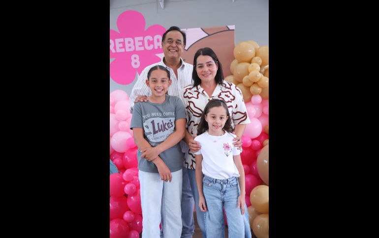 Pau, Rebeca y Salvador Cosío con Pau Corella. GENTE BIEN JALISCO / C. Jimeno
