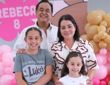 Pau, Rebeca y Salvador Cosío con Pau Corella. GENTE BIEN JALISCO / C. Jimeno