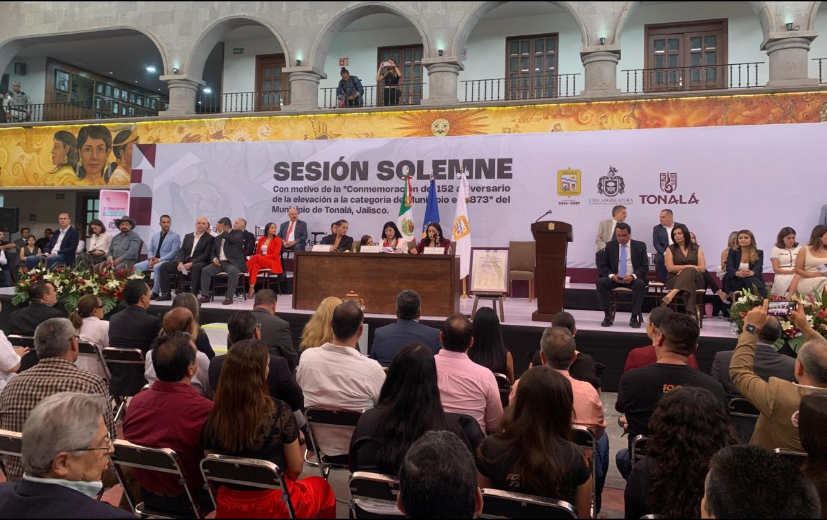 En el acto se entregó un reconocimiento al alcalde, Sergio Chávez, con motivo de esta celebración. EL INFORMADOR/O.GONZÁLEZ