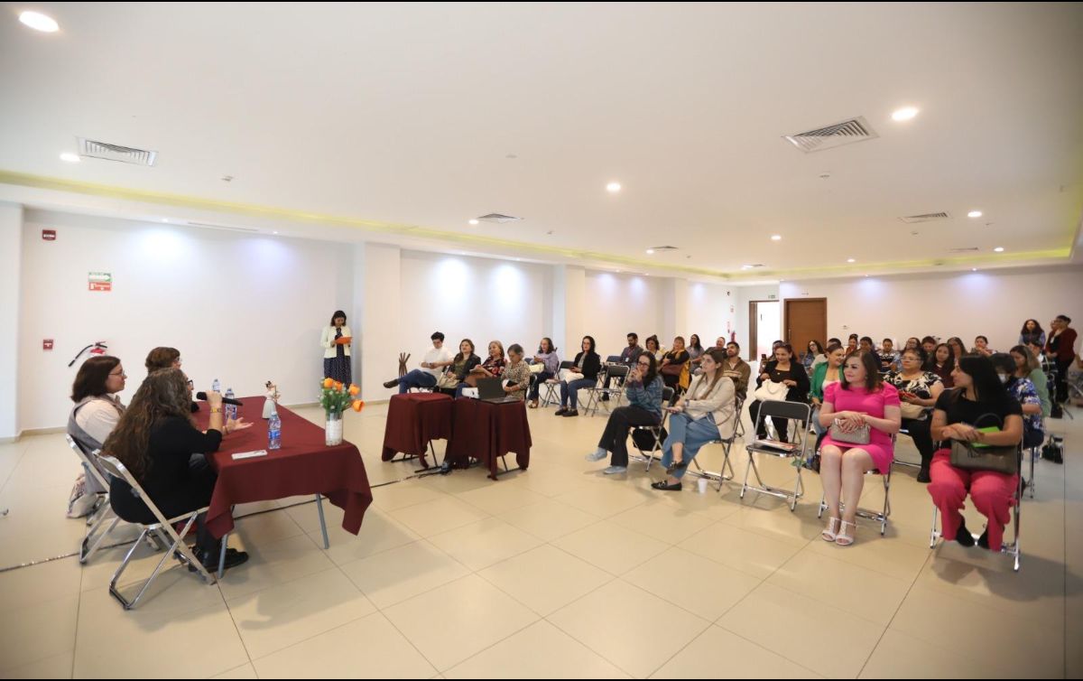 Durante la inauguración, Esmeralda Foncerrada Cosío, jefa de Bibliotecas de la Secretaría de Cultura, señaló que el encuentro pretende invitar al personal a mirar más allá de las tareas operativas para reconocer la biblioteca como un punto de encuentro comunitario. CORTESÍA / SC