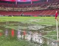 El césped del Estadio Akron comenzó a inundarse, mostrando visiblemente zonas con grandes cantidades de agua. EL INFORMADOR. F. Ramírez.