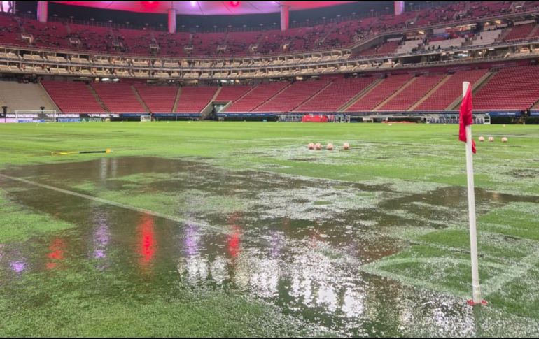 El césped del Estadio Akron comenzó a inundarse, mostrando visiblemente zonas con grandes cantidades de agua. EL INFORMADOR. F. Ramírez.