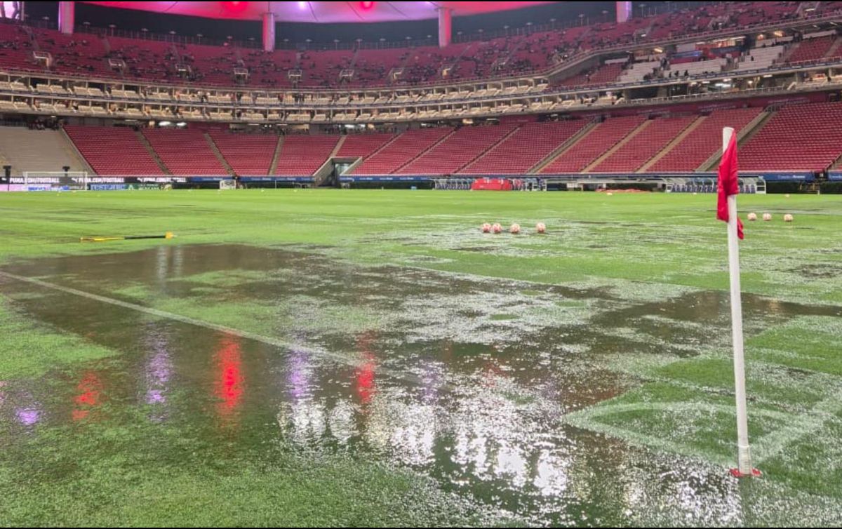 El césped del Estadio Akron comenzó a inundarse, mostrando visiblemente zonas con grandes cantidades de agua. EL INFORMADOR. F. Ramírez.