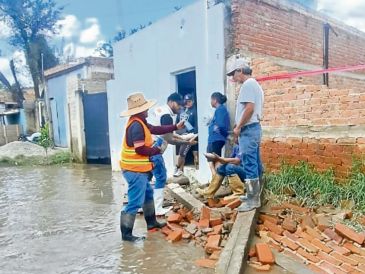 Vecinos afectados reciben apoyo mientras avanzan las obras para reforzar la seguridad en zonas vulnerables de Tlajomulco. ESPECIAL