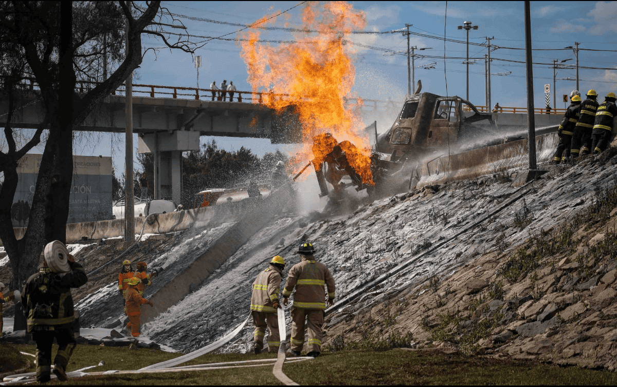 La fiscal de la Ciudad de México informó que, tras el impacto de la pipa, el gas se fugó a través de una fractura de 40 centímetros.  SUN / ARCHIVO