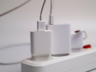 Estas son las posibles consecuencias de dejar tu cargador enchufado todo el día y cómo esto puede afectar al medio ambiente. Canva