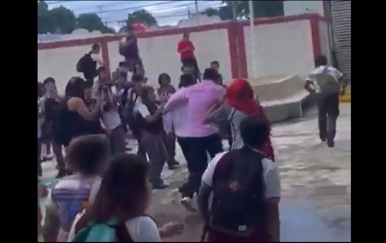 Elementos de la Guardia Estatal intervinieron para rescatar al director lesionado del plantel escolar. ESPECIAL