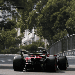 Ferrari y Hamilton mandan en Bakú en las primeras prácticas