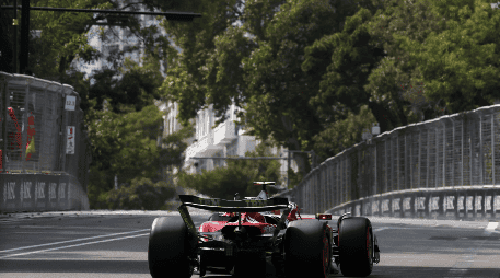 El reinado en las calles azerbaiyanas parece teñirse de rojo, con Lewis Hamilton y Charles Leclerc marcando el ritmo. EFE / A. Haider