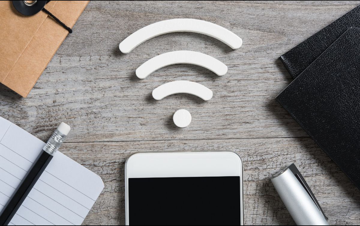 Saber cuántos dispositivos están conectados a tu WiFi no solo te ayudará a mejorar la velocidad de tu internet, sino también a proteger la seguridad de tu red.  CANVA