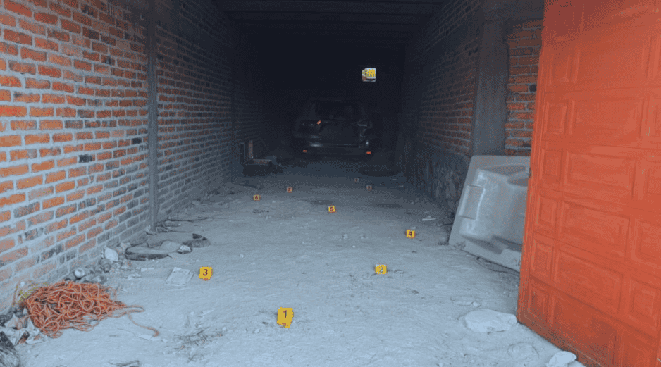 Los oficiales aseguraron al interior de la finca en Encarnación, cartuchos de distintos calibres y una camioneta Toyota. ESPECIAL