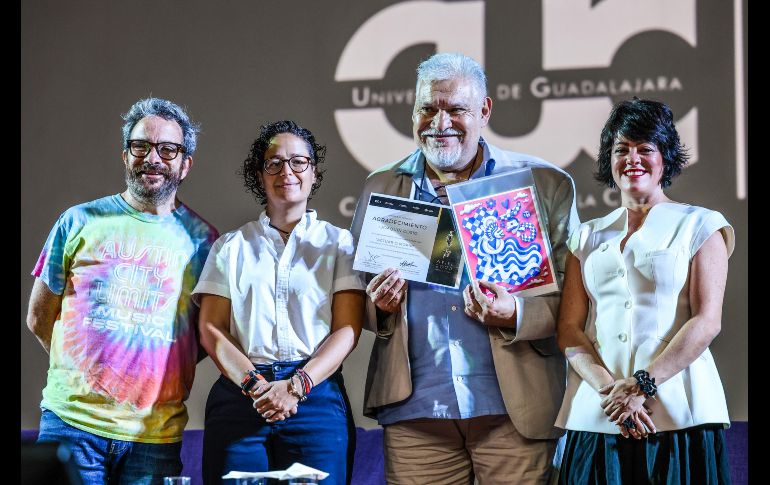 Al finalizar la Master Class, Michelle Friedman Hirsch, secretaria de Turismo de Jalisco, entregó un reconocimiento al actor y destacó la importancia de su presencia en este encuentro. EL INFORMADOR/ A. Navarro