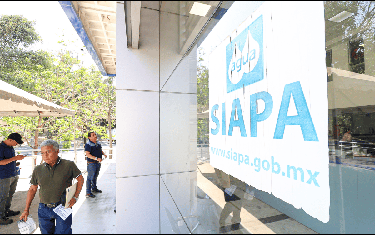 La primera intervención contempla la sustitución de casi mil 500 metros de línea de agua potable de ocho pulgadas de diámetro, así como la reposición de 135 tomas domiciliarias en la Avenida Colón. EL INFORMADOR/ H. Figueroa