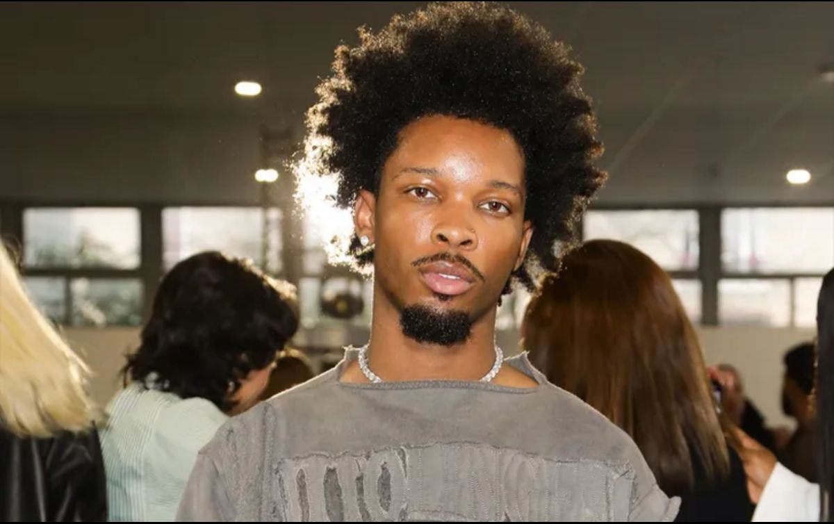 Después de conocerse el hallazgo, el equipo de D4vd difundió un comunicado en el que aseguró que el cantante “está al tanto de la investigación y coopera plenamente con las autoridades”, aunque actualmente continúa de gira.  INSTAGRAM/@d4vddd