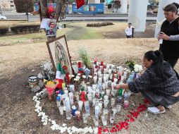 Personas encienden velas en un altar en la zona donde ocurrió la explosión de un camión de gas en Ciudad de México. EFE/ Mario Guzmán