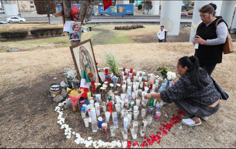 Personas encienden velas en un altar en la zona donde ocurrió la explosión de un camión de gas en Ciudad de México. EFE/ Mario Guzmán
