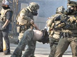 Agentes federales sometiendo a un detenido durante las manifestaciones en Broadview, Illinois. ESPECIAL