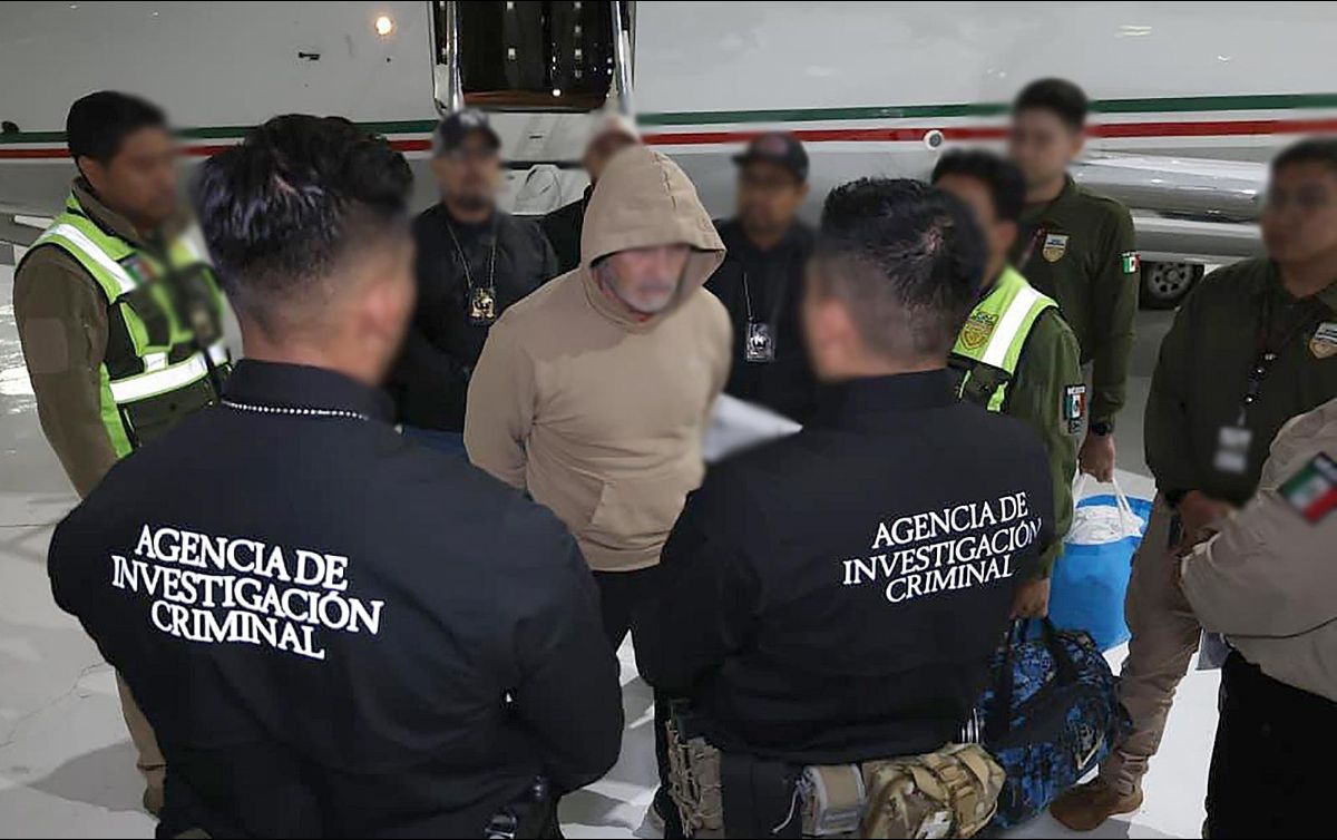 Hermán Bermúdez Requena en su llegada al aeropuerto de Toluca. La Fiscalía General de Tabasco busca la imputación formal y la vinculación a proceso del presunto líder del grupo criminal La Barredora. EFE/ Secretaria de Seguridad y Protección Ciudadana