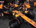 Mecánicos empujan el coche de Lando Norris durante las prácticas para el Gran Premio de Azerbaiyán. EFE/A. Haider