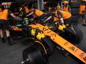 Mecánicos empujan el coche de Lando Norris durante las prácticas para el Gran Premio de Azerbaiyán. EFE/A. Haider