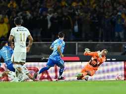 Keylor Navas detuvo el tiro penal de Nicolás Ibáñez, pero dejó el balón suelto, lo que fue aprovechado por Ángel Correa para anotar el gol del empate. IMAGO7/