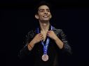 Con el pase en las manos y la medalla colgando del pecho, Carrillo no dudó en agradecer a la vida por tener la oportunidad de representar a México. EFE/EPA/A. Martínez Casares