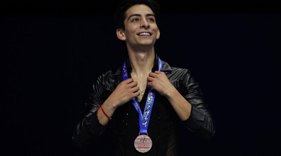 Con el pase en las manos y la medalla colgando del pecho, Carrillo no dudó en agradecer a la vida por tener la oportunidad de representar a México. EFE/EPA/A. Martínez Casares