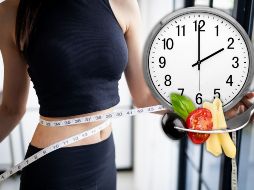 La evidencia muestra que los resultados no son milagrosos ni universales, y que la pérdida final suele depender más del balance energético total y de la sostenibilidad del plan que del horario de comidas en sí. CANVA