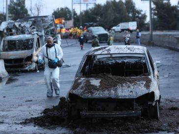 Fotografía de un vehículo calcinado tras la explosión de una pipa de gas en la Ciudad de México. EFE/M. Guzmán