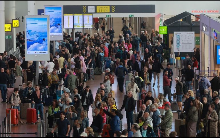 Según el rastreador FlightAware, solo el sábado se acumularon casi 100 retrasos en Heathrow, 70 en Bruselas y 15 en Berlín. EFE/ O. HOSLET