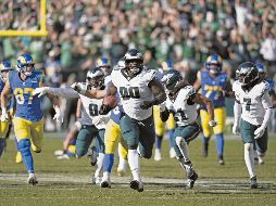 Jordan Davis (#90) bloqueó un gol de campo para sellar la remontada. AP