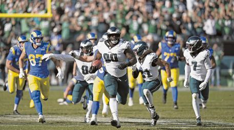 Jordan Davis (#90) bloqueó un gol de campo para sellar la remontada. AP