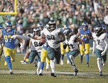 Jordan Davis (#90) bloqueó un gol de campo para sellar la remontada. AP