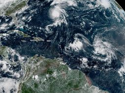Se espera que durante la noche su centro se desplace al este de Bermudas, mientras el fuerte oleaje continuará impactando la costa este de Estados Unidos. EFE